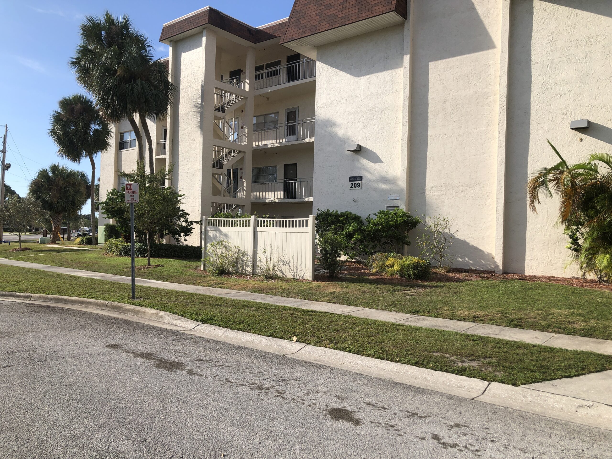 Florida home for rent 209 NE Lincoln Cir N Apt 406  St Petersburg FL